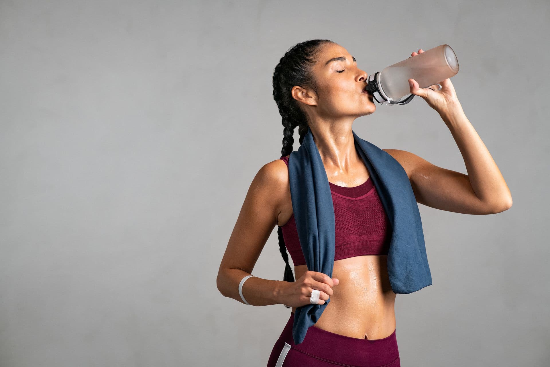 Fitness-woman-drinking-water