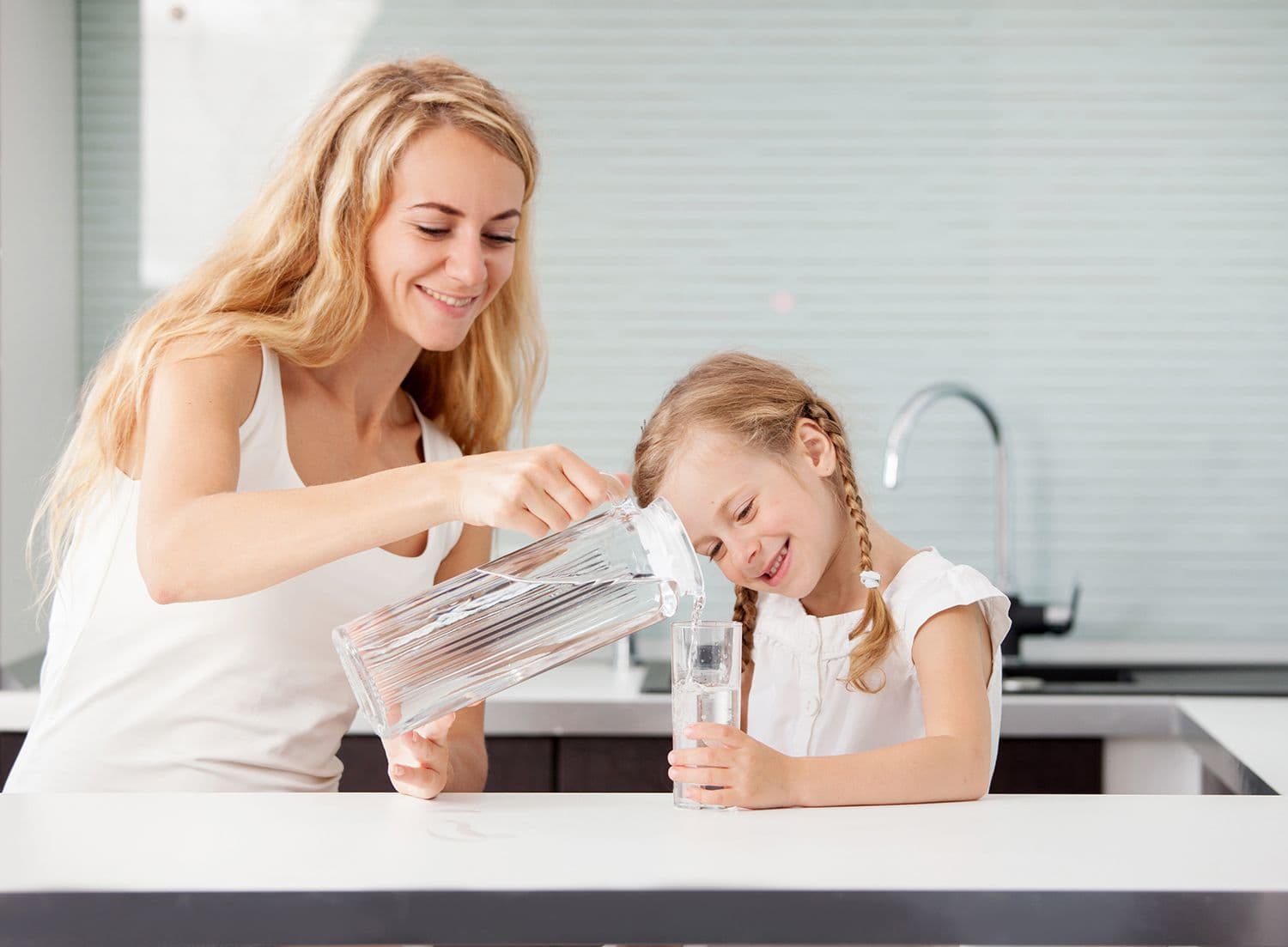 mother-drinkin-water-with-daughter